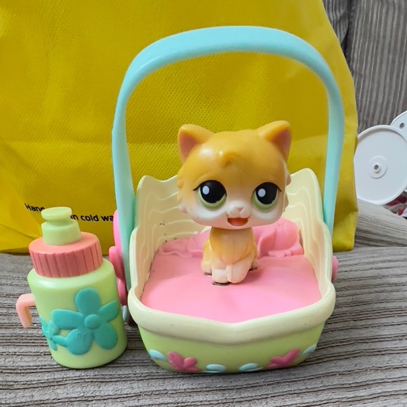 Littlest pet shop cat with magnetic feet which connect to cat’s bed. - Picture 1 of 8